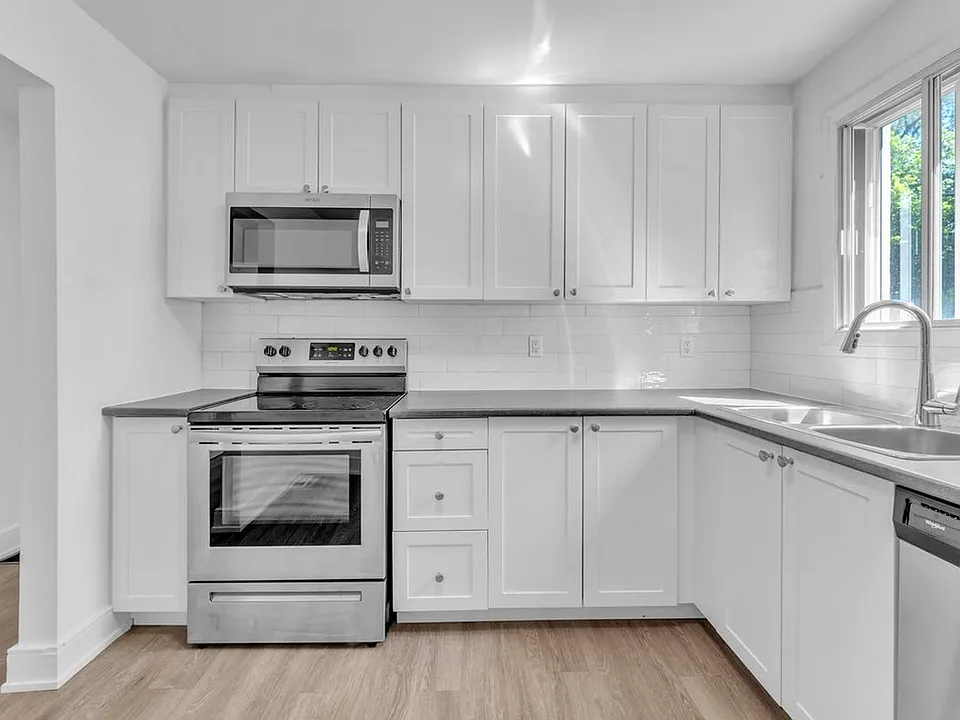 371 Yonge St