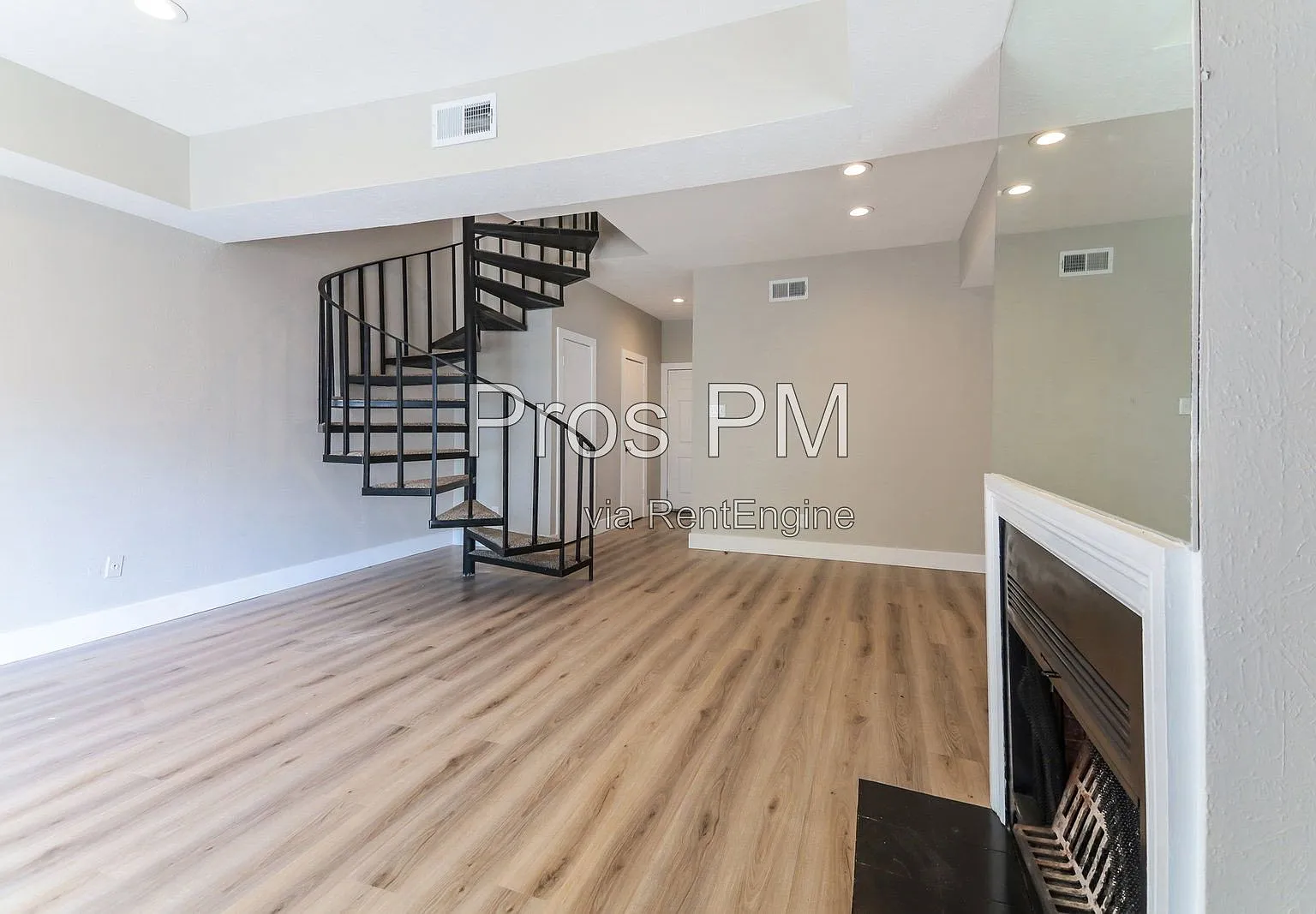 2 bed, 1.5 bath, 827 sqft, $1,385 — Photo 2