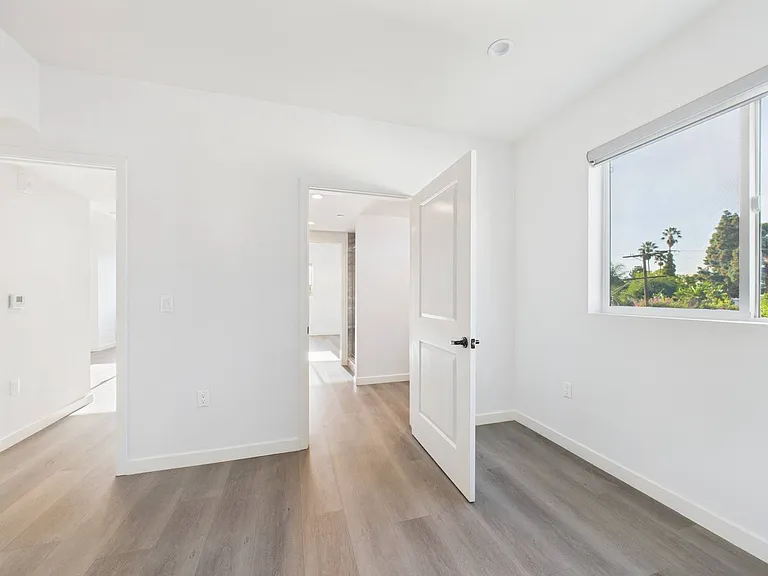 5501 Laurel Canyon Blvd — Photo 18