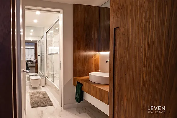 Sold by LEVEN Real Estate | media 6