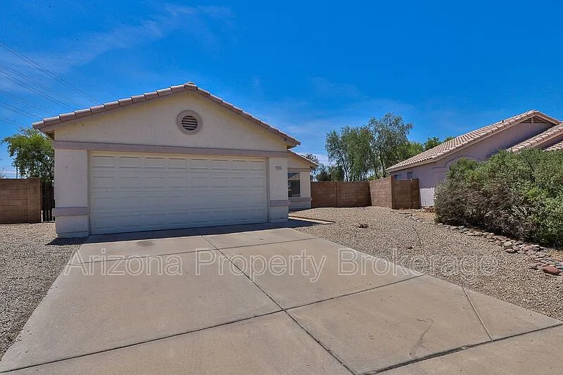 3 bed, 2.0 bath, 1313 sqft, $1,950 — Photo 2