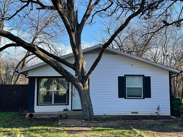 813 S College St — Photo 1