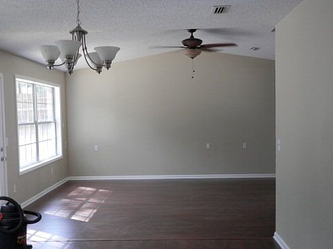 4th image of 404 Oak Hill Dr