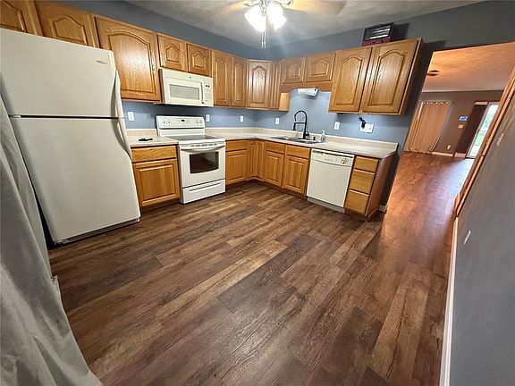 3rd image of 221 Alamosa Dr