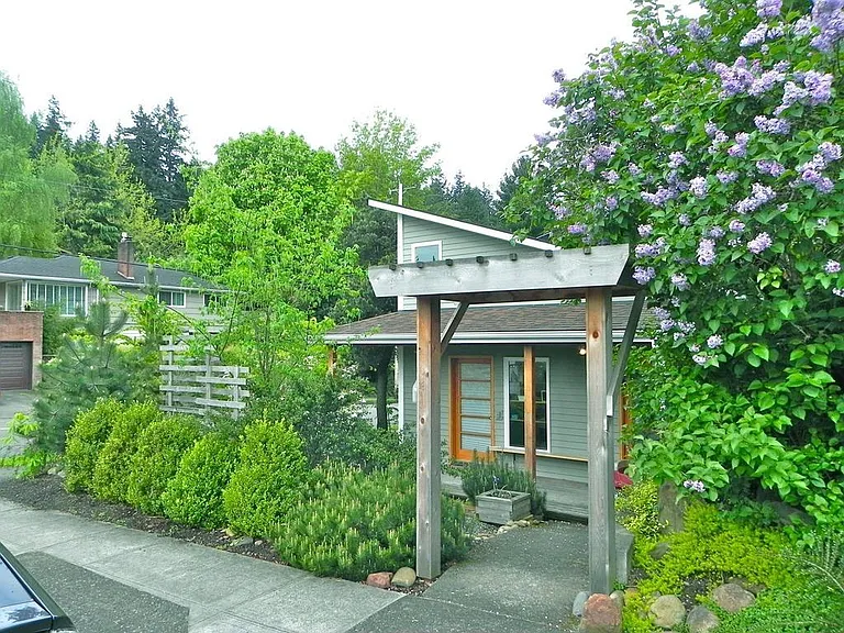 SE Belmont St — Photo 1