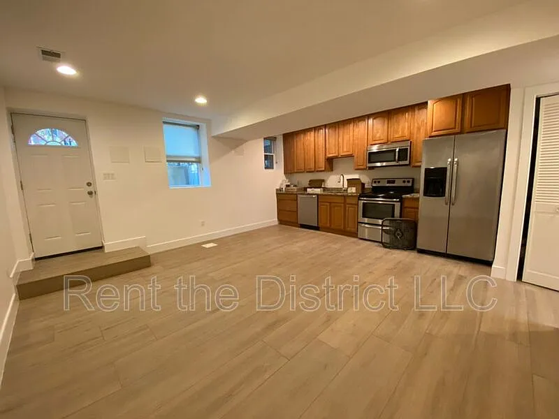 605B Kenyon St NW