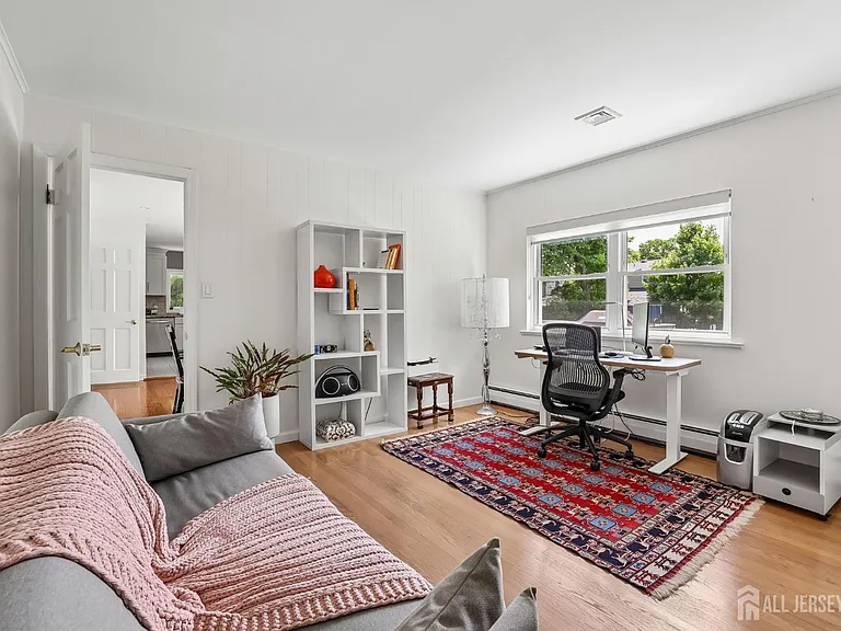 207 Stoughton Ave — Photo 8