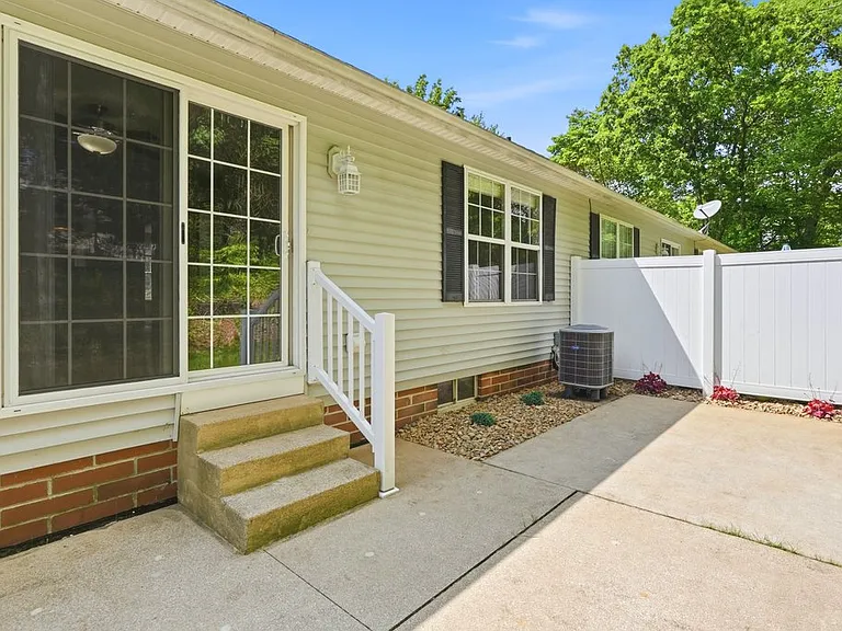 547 Moore Rd #5 — Photo 7