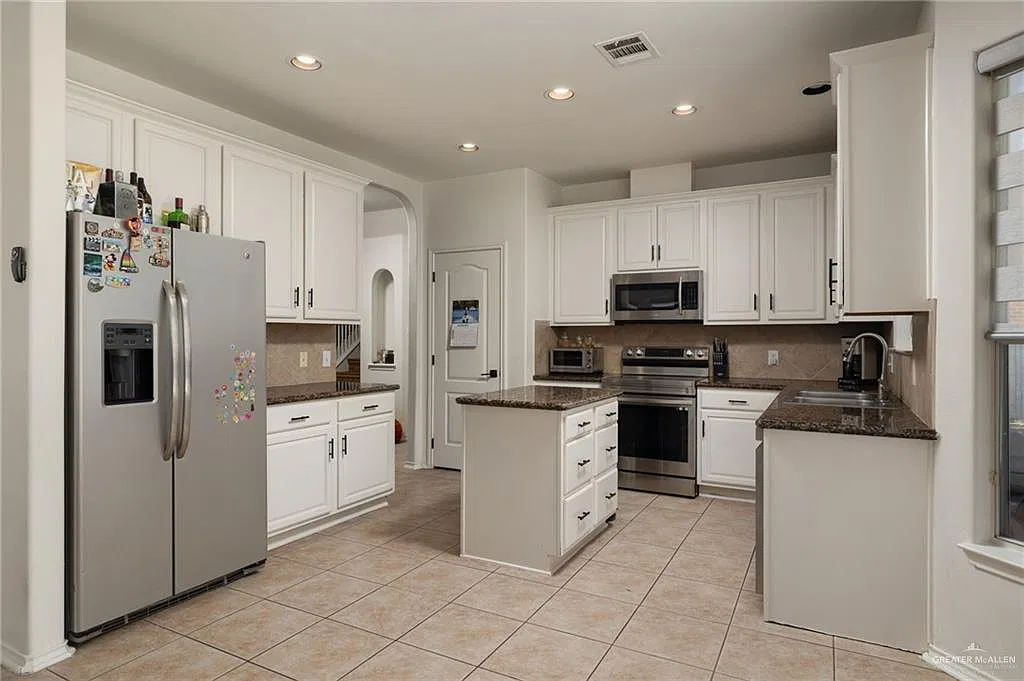 4 bed, 3.0 bath, 2754 sqft, $2,950 — Photo 2