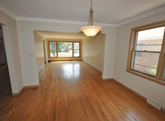 3rd image of 2640 W 94th St