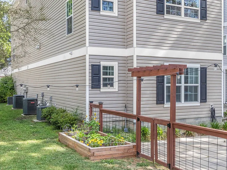 1545 Ocean Garden St — Photo 28