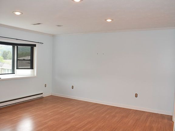 4th image of 168 Paddock Green Dr