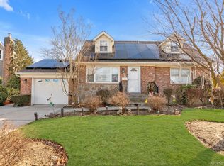 1815 Schermerhorn St, Merrick, NY 11566