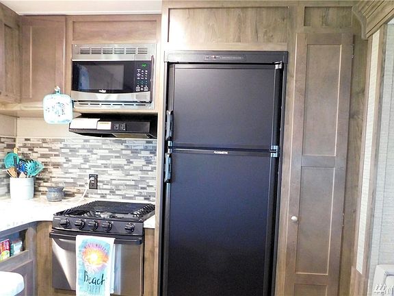5th image of 870 Magellan Ave NE