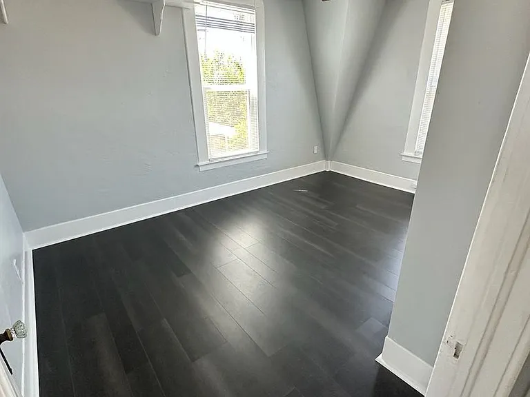 323 W Myrtle St — Photo 24