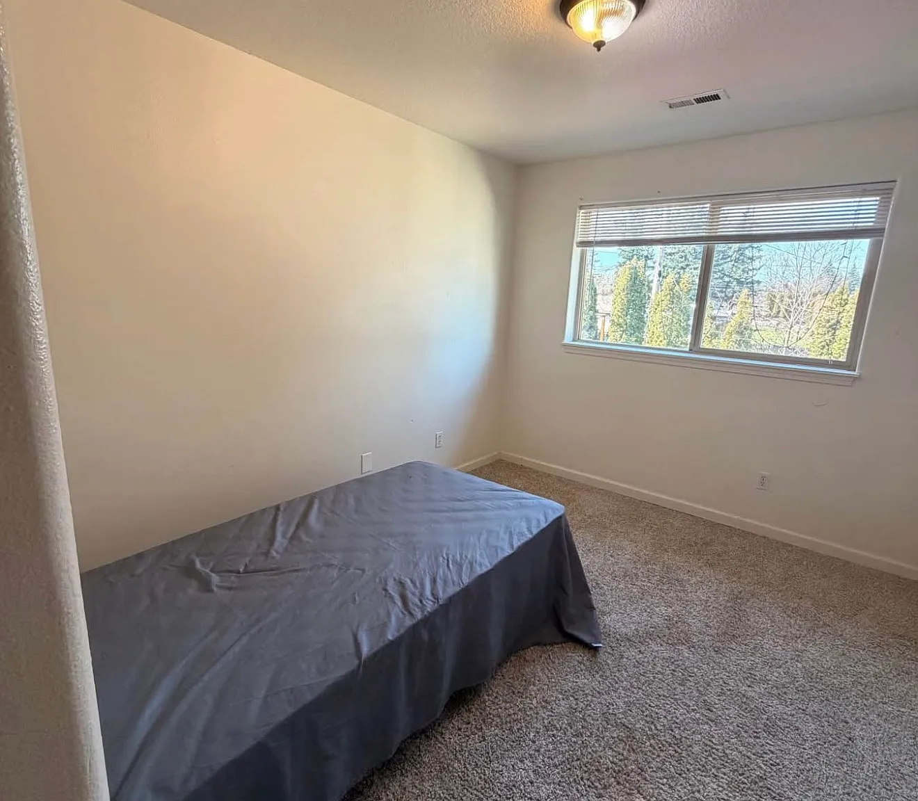 4 bed, 1.5 bath, 2000 sqft, $745 — Photo 1