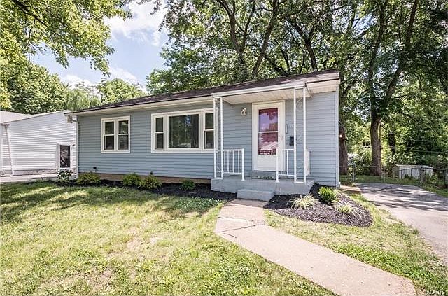 Fresh landscaping, maintenance free vinyl siding accent the home and solid oak door accent the home.