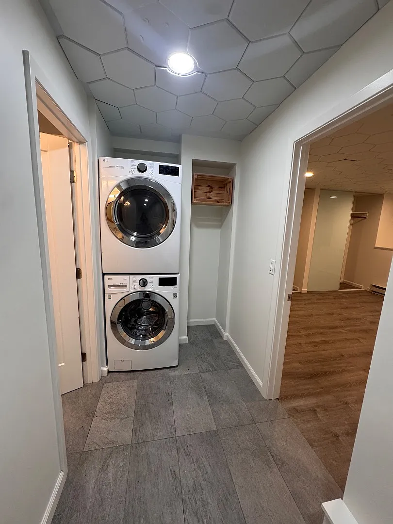 580 Wesley Ave - Apartment — Photo 1