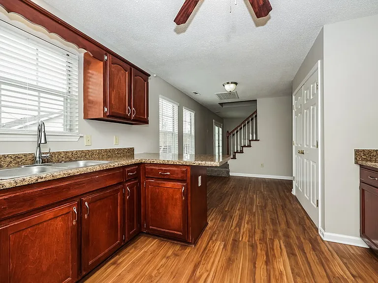 805 Forest Ridge Dr — Photo 7