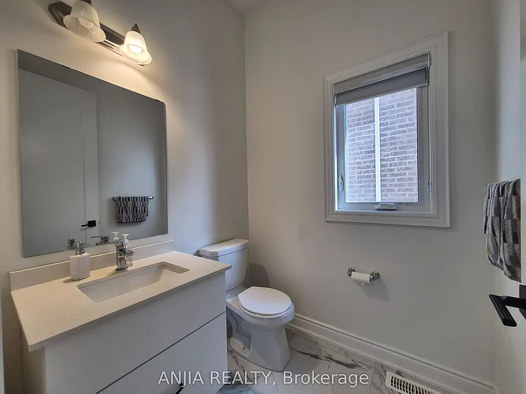 50 Meadow Vista Cres #UPPER — Photo 8