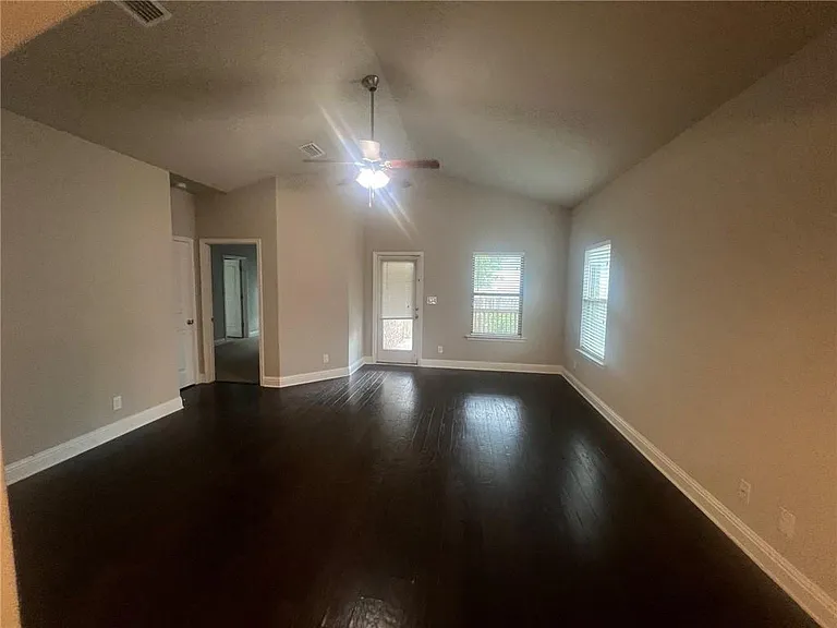 1109 McMurray Pl E — Photo 2