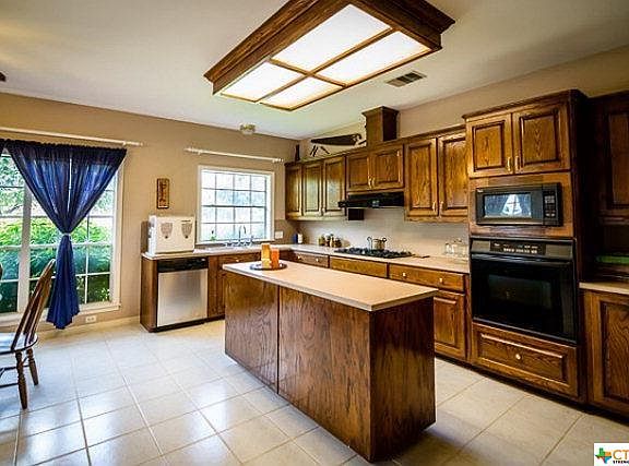 2nd image of 401 Basswood St