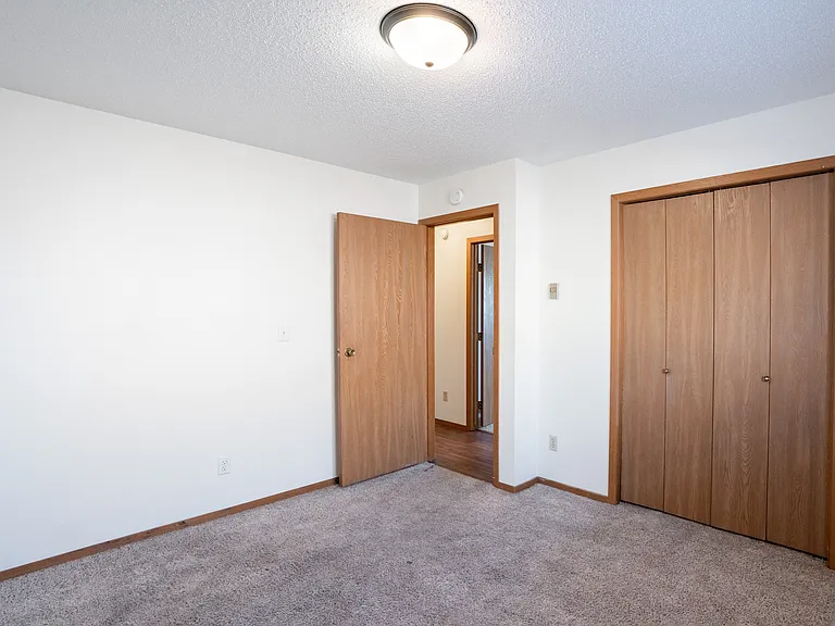 Fargo, ND Kentwood Manor Apartments | 21B | Bedroom