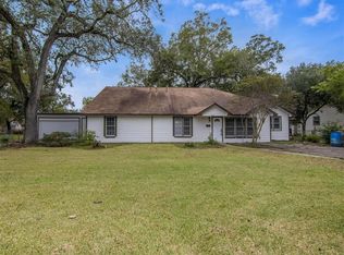 1256 Pecan St, Clute, TX 77531