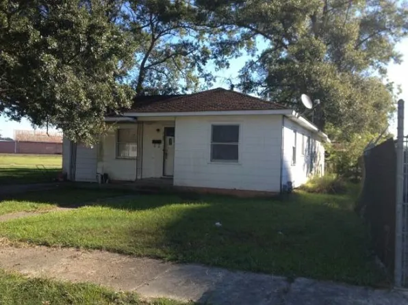 208 S Main St, Jennings, LA 70546