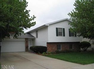 2826 Rocksbury Dr, Bloomington, IL 61705