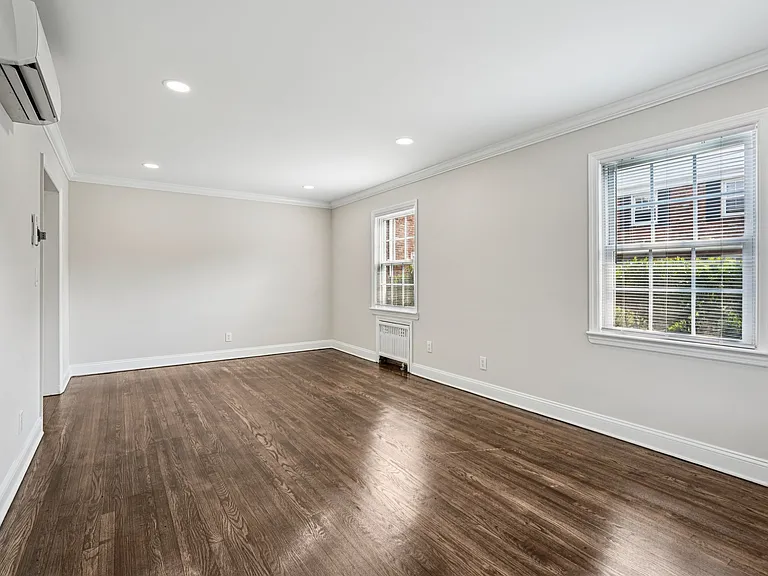 Manley Court Apartments — Photo 7