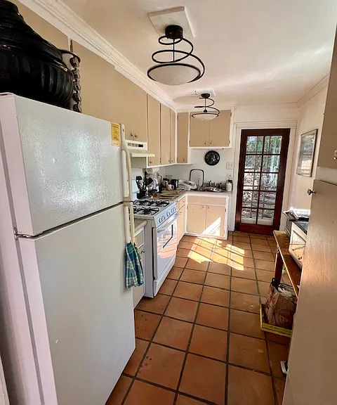 367 Forrest Ave #B — Photo 4