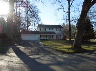 2207 Linden Dr SE, Cedar Rapids, IA 52403