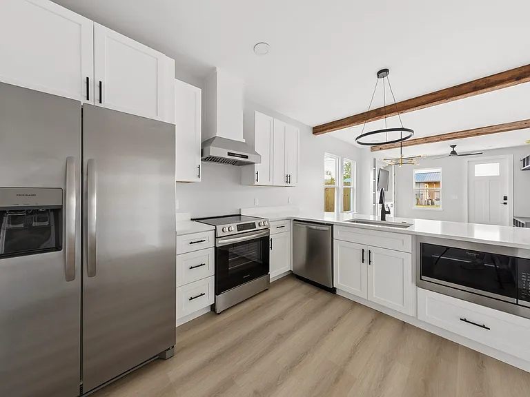 517 E 8th St #1 — Photo 11