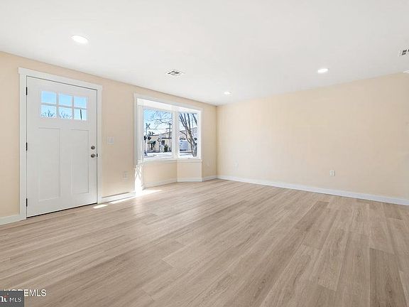 5th image of 501 Forman Ave