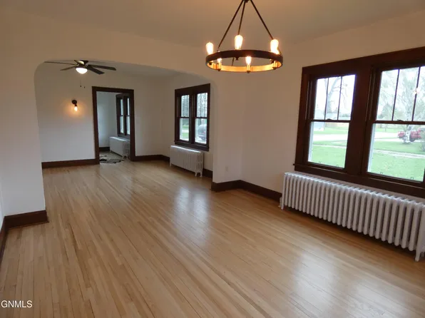 120 6th St NW, Linton, ND 58552