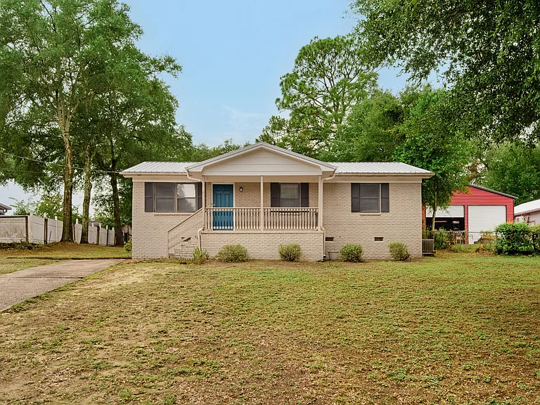 63 Jackson Ave — Photo 1
