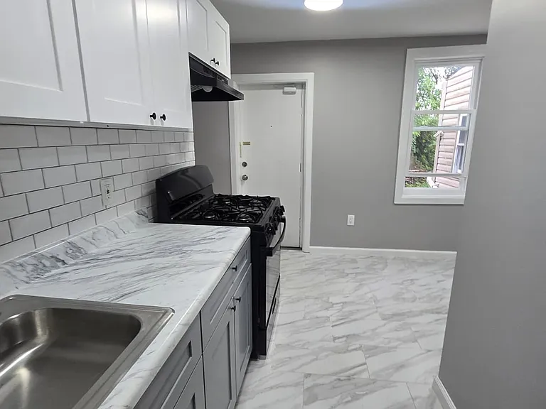 125-127 Redwood Ave #1B — Photo 2