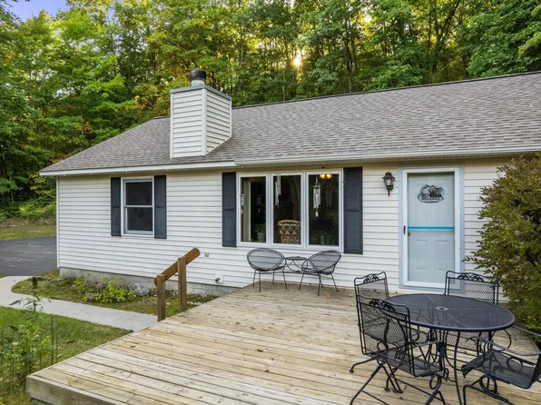 1662 S Schomberg Rd, Lake Leelanau, MI 49653