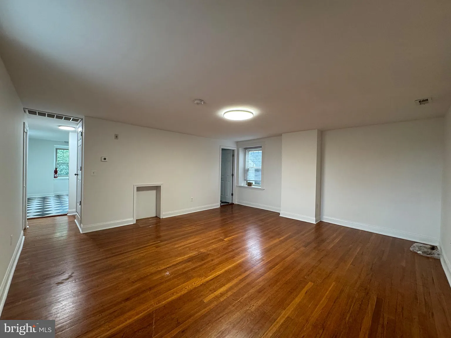 3 bed, 1.0 bath, 4260 sqft, $1,895 — Photo 4