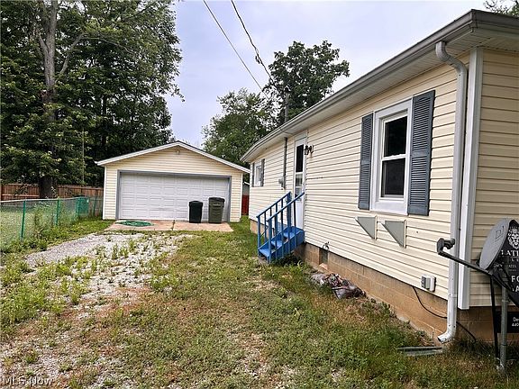 4th image of 1090 Elm Ave
