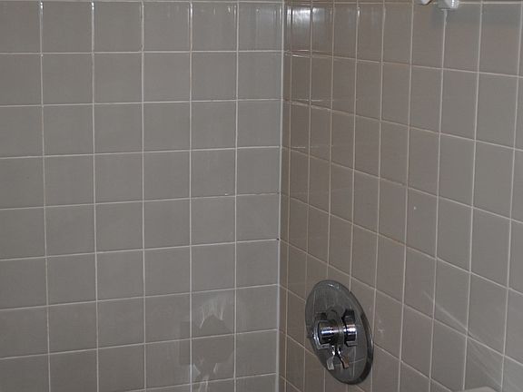 4th image of 34 Kinross Rd APT 1