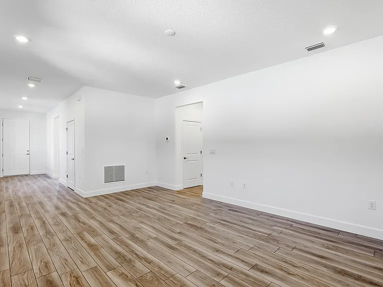1209 W 15th St — Photo 19