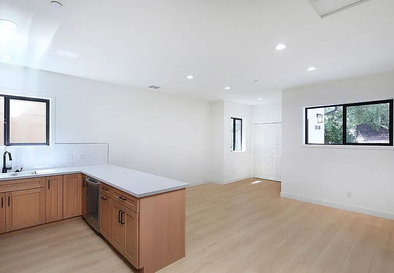 2121-2123 Glenada Ave #2121 — Photo 7