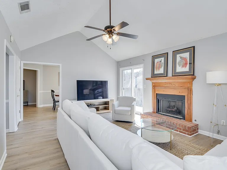662 Tara Ln — Photo 3