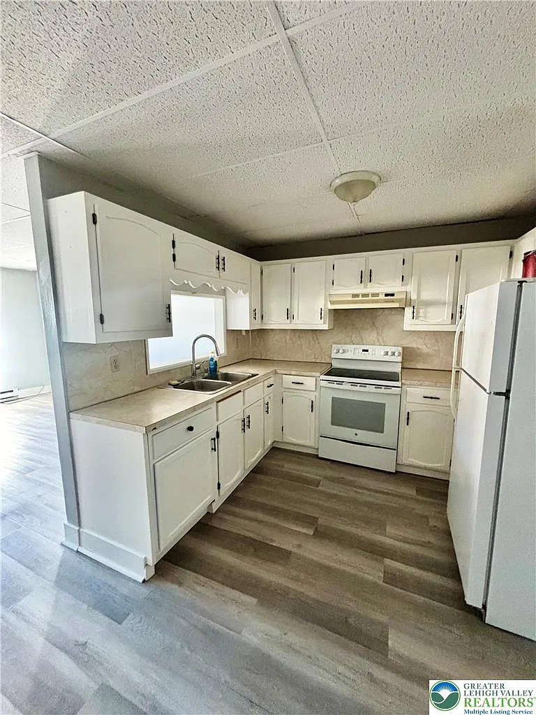 1 bed, 1.0 bath, 7280 sqft, $1,300 — Photo 4