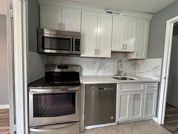 Ceiling high cabinets, SS appliances