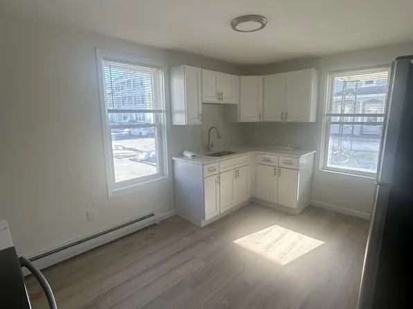 67 Bouvier Ave #1R, Manville, RI 02838