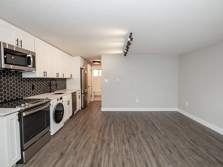 758 Clarkson — Photo 24