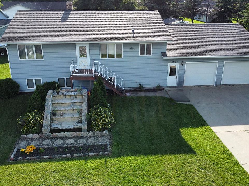 1st image of 209 4th Ave NW